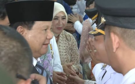 Prabowo dan Gibran Salami Satu per Satu Kepala Daerah usai Pelantikan