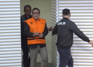 Hasto Resmi Ditahan KPK, Kenakan Rompi Oranye dan Tangan Terborgol