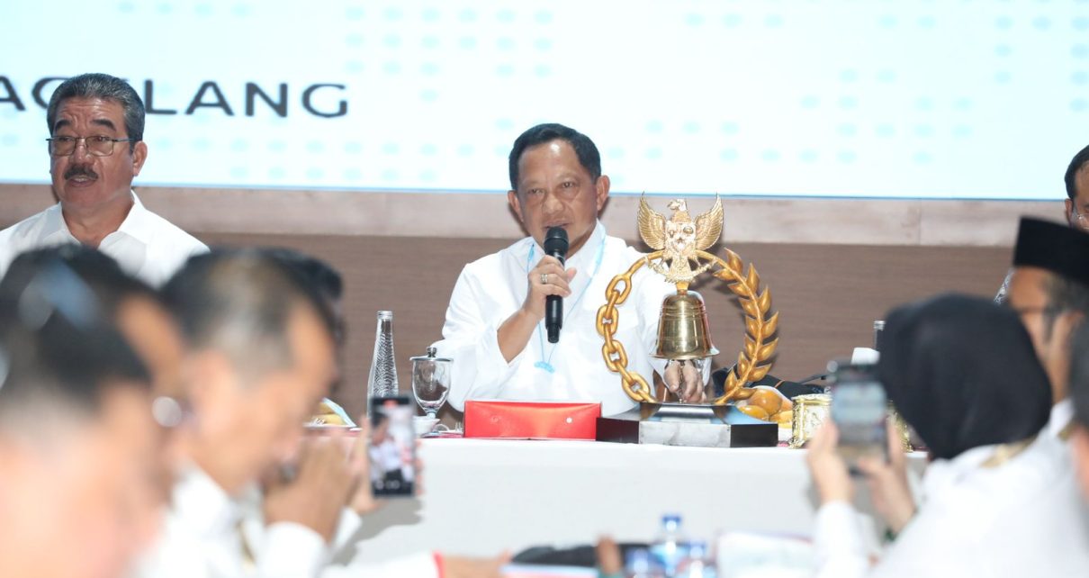 Mendagri Jamu Makan Siang Peserta Retret