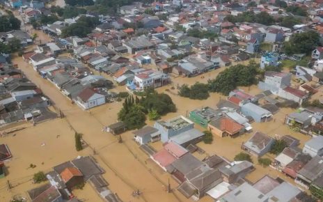 Bekasi Dikepung Banjir Parah, Air Capai Atap Rumah di Pondok Gede