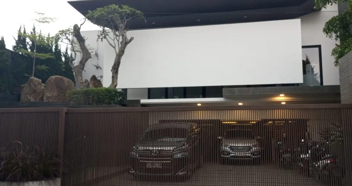 KPK Sita Sejumlah Dokumen dan Barang dari Rumah Ridwan Kamil