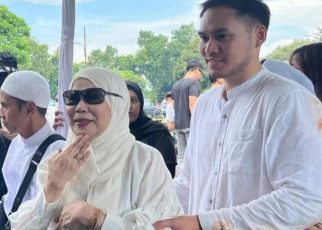 Dewi Yul Pemakaman Ray Sahetapy