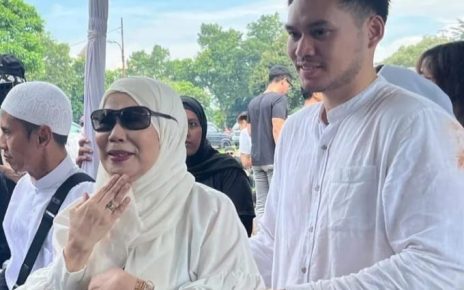 Dewi Yul Pemakaman Ray Sahetapy