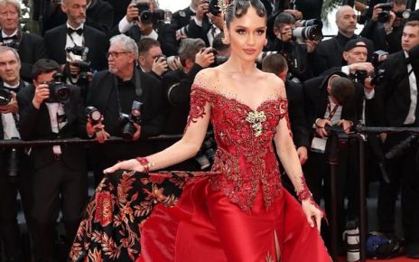 Cinta Laura Berkebaya Saat Tampil di Karpet Merah Festival Film Cannes 2025