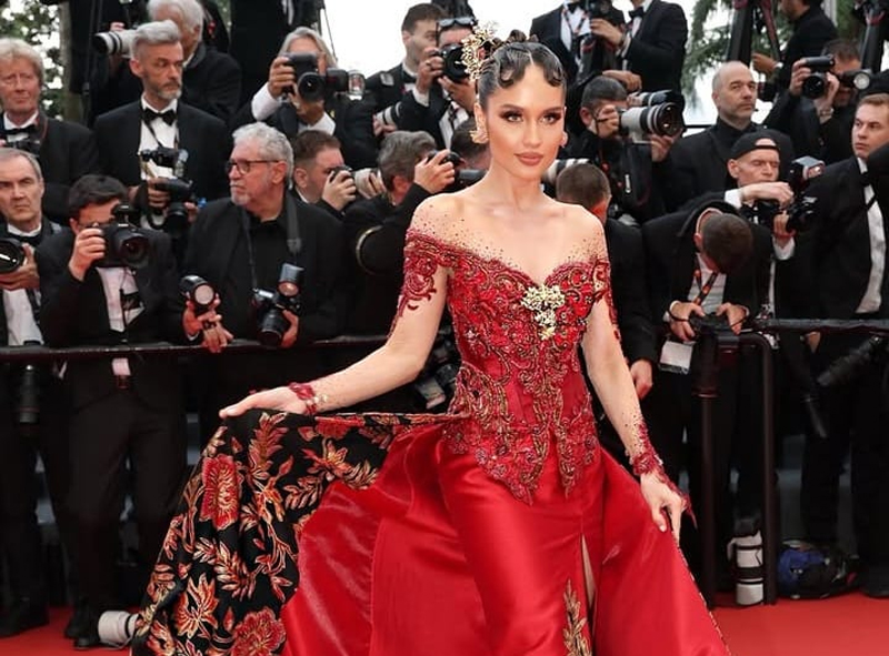Cinta Laura Berkebaya Saat Tampil di Karpet Merah Festival Film Cannes 2025