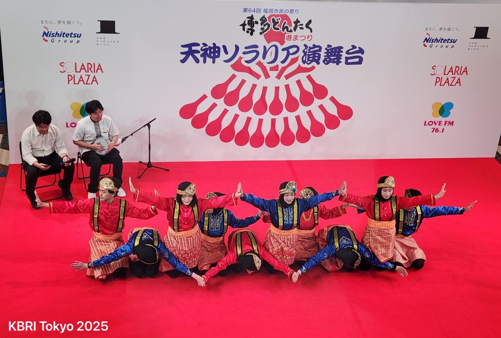 gelaran tahun ini Indonesia menampilkan tari Saman Aceh, tari Padupa Makassar, dan penampilan kelompok Angklung kolaborasi masyarakat Jepang dan Indonesia di Fukuoka.