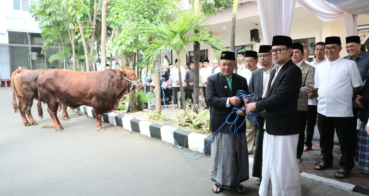 Bima Arya Serahkan HewanKurban