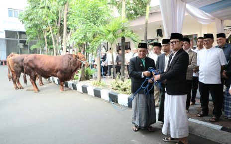 Bima Arya Serahkan HewanKurban