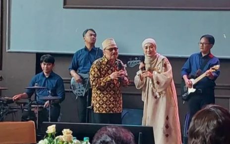 Titiek Sandhora dan suami