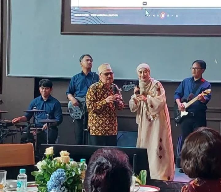 Titiek Sandhora dan suami