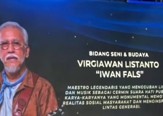 Iwan Fals Terima Penghargaan Achmad Bakrie XXI 2025 Kategori Seni dan Budaya