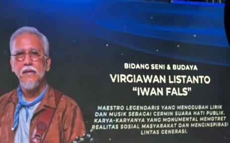 Iwan Fals Terima Penghargaan Achmad Bakrie XXI 2025 Kategori Seni dan Budaya