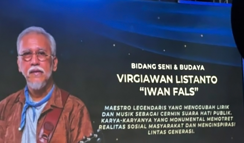 Iwan Fals Terima Penghargaan Achmad Bakrie XXI 2025 Kategori Seni dan Budaya