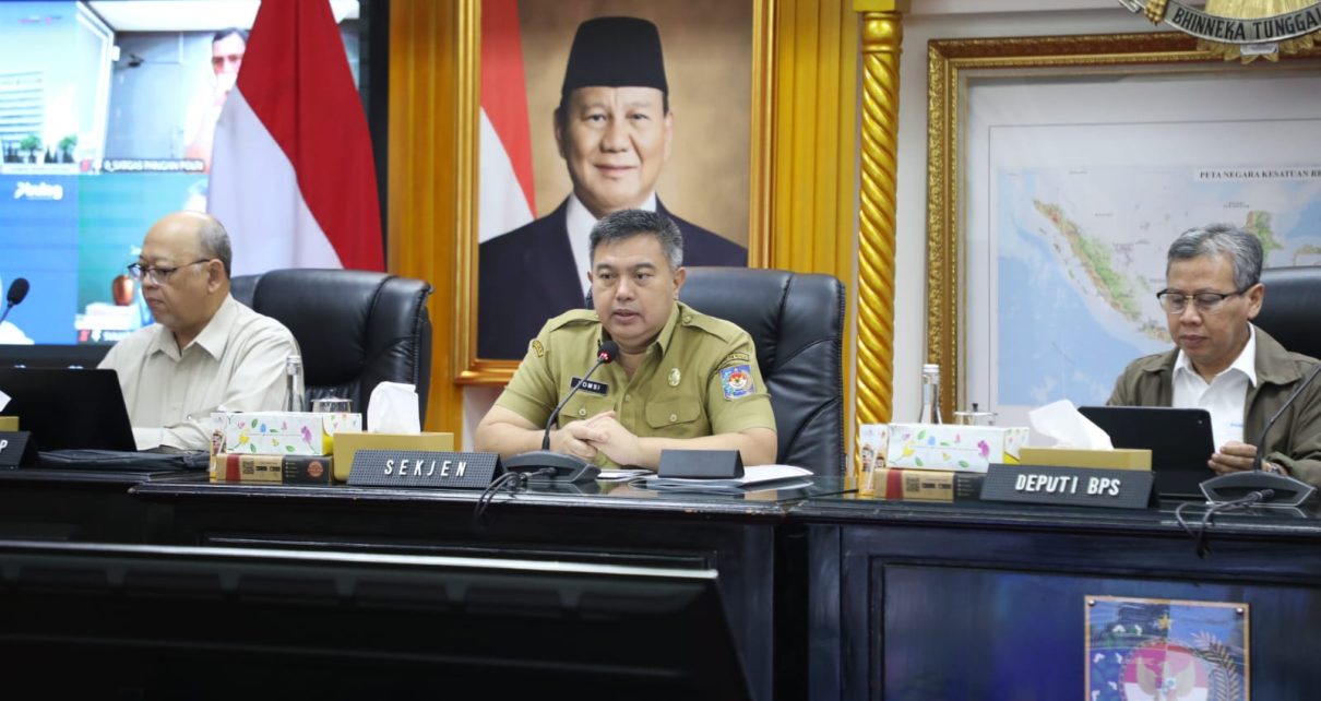 Upaya menekan harga beras kembali menjadi perhatian pemerintah. Sekretaris Jenderal Kementerian Dalam Negeri (Kemendagri) Tomsi Tohir meminta pemerintah daerah (Pemda) terlibat aktif mendukung Perum Bulog dalam menjalankan program Stabilisasi Pasokan dan Harga Pangan (SPHP).