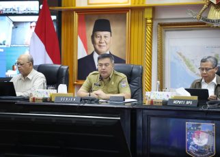 Upaya menekan harga beras kembali menjadi perhatian pemerintah. Sekretaris Jenderal Kementerian Dalam Negeri (Kemendagri) Tomsi Tohir meminta pemerintah daerah (Pemda) terlibat aktif mendukung Perum Bulog dalam menjalankan program Stabilisasi Pasokan dan Harga Pangan (SPHP).