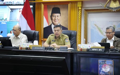 Upaya menekan harga beras kembali menjadi perhatian pemerintah. Sekretaris Jenderal Kementerian Dalam Negeri (Kemendagri) Tomsi Tohir meminta pemerintah daerah (Pemda) terlibat aktif mendukung Perum Bulog dalam menjalankan program Stabilisasi Pasokan dan Harga Pangan (SPHP).