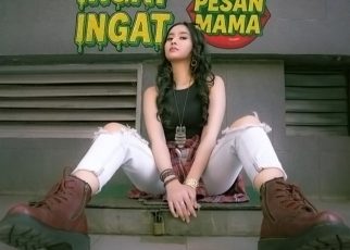 Efah Nyanyi Lagu ‘Ingat Ingat Pesan Mama’ Soundtrack Film ‘Mama: Pesan Dari Neraka’