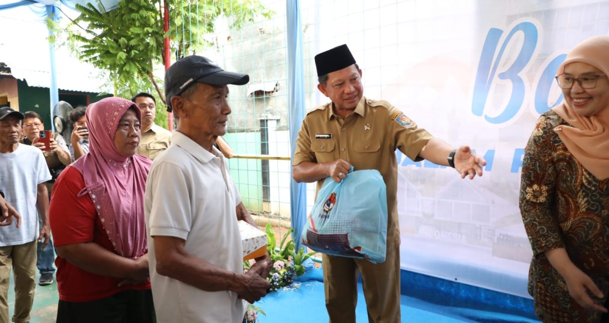 Mendagri Bagikan Sembako di HUT BNPP
