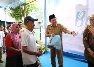 Mendagri Bagikan Sembako di HUT BNPP