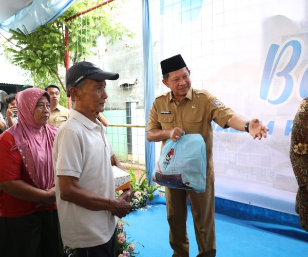 Mendagri Bagikan Sembako di HUT BNPP