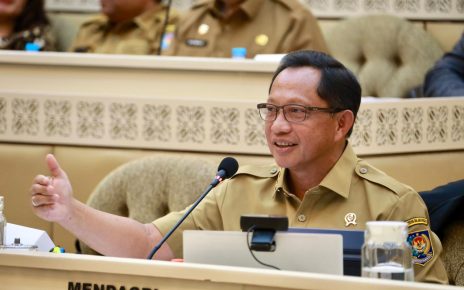 Mendagri Tito Karnavian Rapat dengan Komisi II DPR