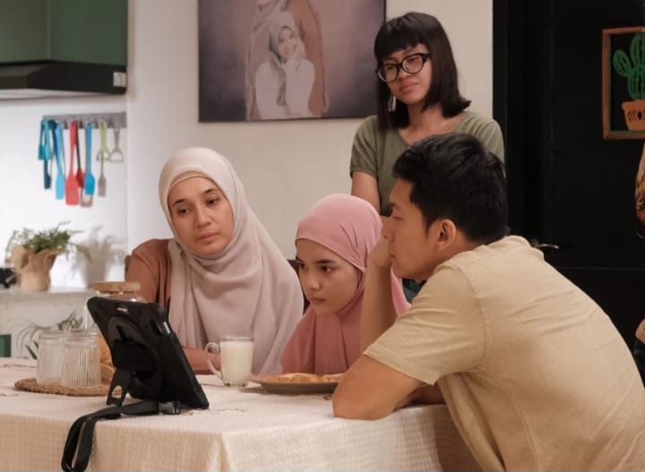 Film ‘Mengejar Restu’ Dibintangi 4 Pasangan Suami Istri, Siap Tayang 11 Desember 2025