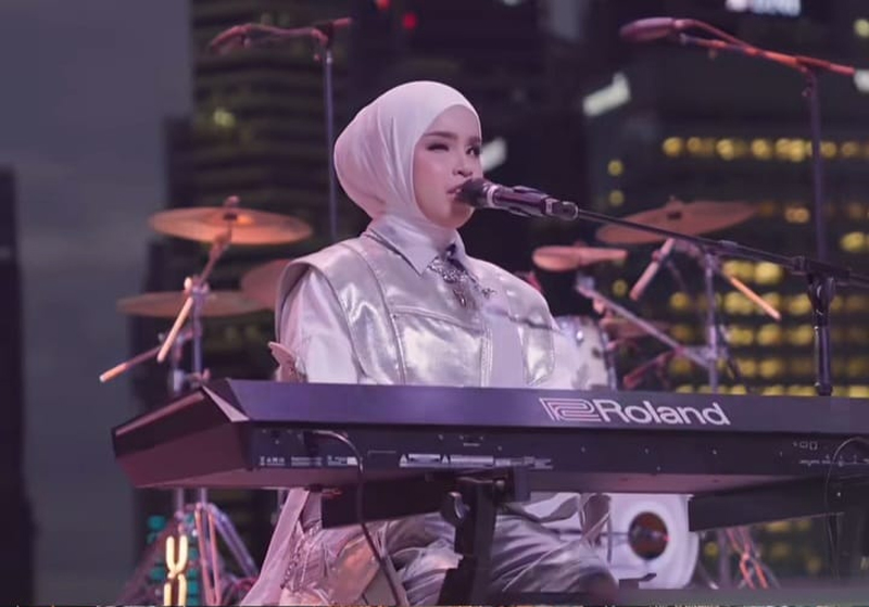 Putri Ariani Tampil di F1 Singapore Grand Prix, Nyanyikan ‘Golden KPop Demon Hunters’