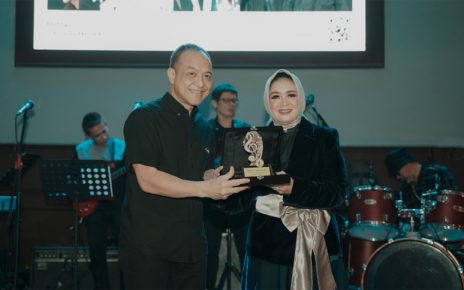 Herni Ekamawati Rilis Mini Album 'Jejak Cinta Dalam Nada' untuk Adjie Soetama
