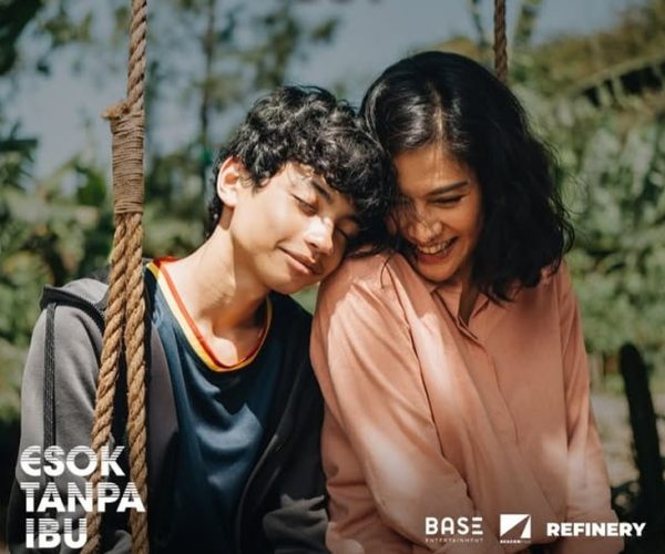 Dian Sastrowardoyo Peran Ganda Jadi Produser & Pemain dalam Film ‘Esok Tanpa Ibu’