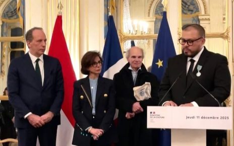 Joko Anwar Secara Resmi Dianugerahi Tanda Kehormatan oleh Pemerintah Prancis