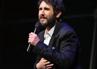 Josh Groban Siap Gelar Konser di Jakarta dengan Iringan Orkestra dan Duet dengan Raisa
