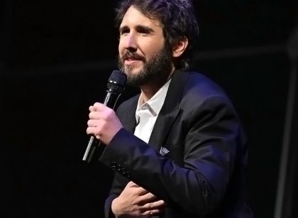 Josh Groban Siap Gelar Konser di Jakarta dengan Iringan Orkestra dan Duet dengan Raisa