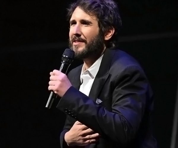 Josh Groban Siap Gelar Konser di Jakarta dengan Iringan Orkestra dan Duet dengan Raisa