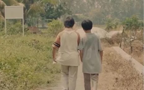 Denny Siregar dan Rudi Soedjarwo Kembali Kolaborasi Produksi Film ‘Tanah Runtuh’