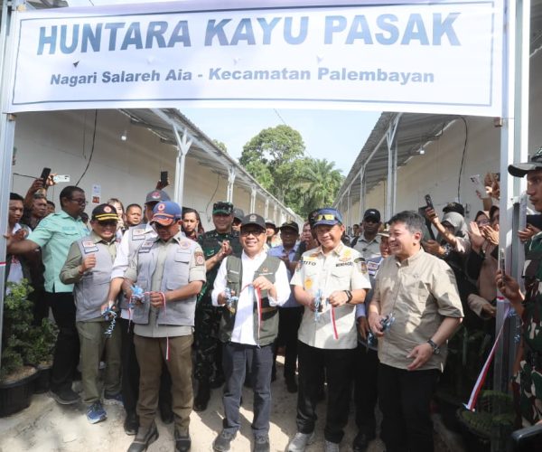 Tito Karnavian Resmikan Huntara di Agam