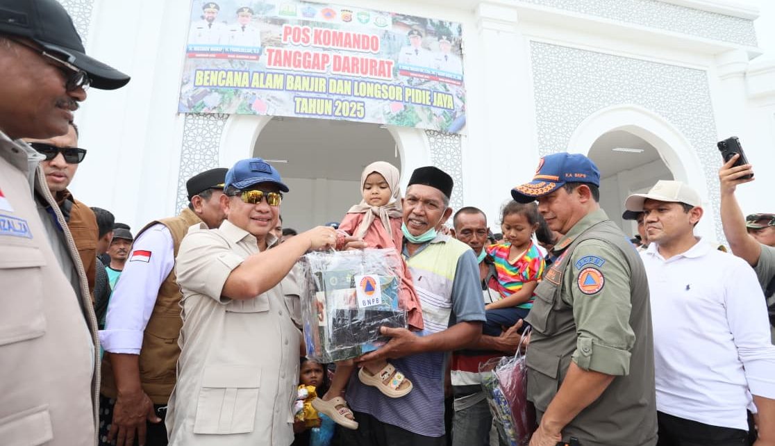 Mendagri Tito Karnavian Serahkan Bantuan di Pidie Jaya