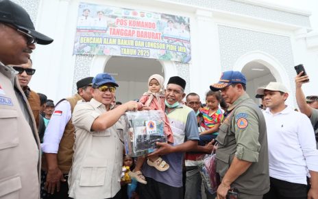 Mendagri Tito Karnavian Serahkan Bantuan di Pidie Jaya