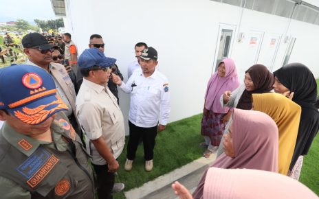 Ketua Satgas Percepatan Rehabilitasi dan Rekonstruksi Pascabencana Sumatera Tito Karnavian meninjau langsung hunian sementara (huntara) pengungsi bencana di kawasan Kantor MTQ, Kabupaten Pidie Jaya, Aceh