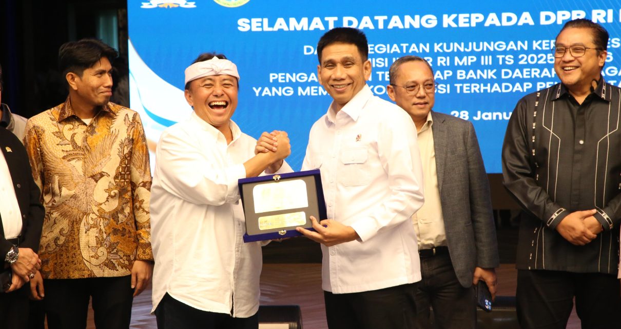 Wamendagri Akhmad Wiyagus menegaskan Badan Usaha Milik Daerah (BUMD) memiliki peran besar dalam mendorong pertumbuhan perekonomian daerah.