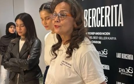 Christine Hakim Ungkap Terharu Perankan Sosok Ibu Wibisana di Film ‘Laut Bercerita’