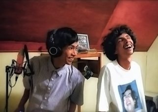 Enau dan Ari Lesmana Rilis Lagu ‘Sesi Potret' tentang Pentingnya Waktu Sebelum Kehilangan