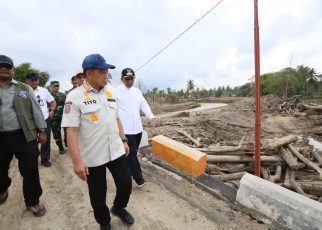 Kasatgas Tito Karnavian Lihat Tumpukan Kayu