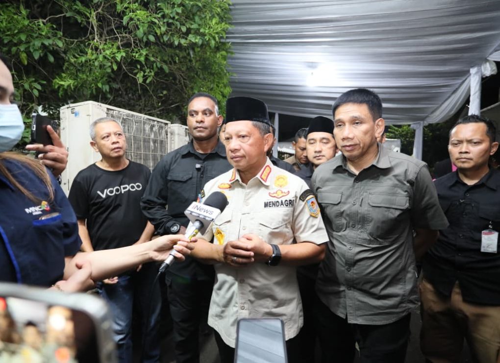 Mendagri Tito Karnavian Melayat ke Rumah Duka Meriyati Hoegeng