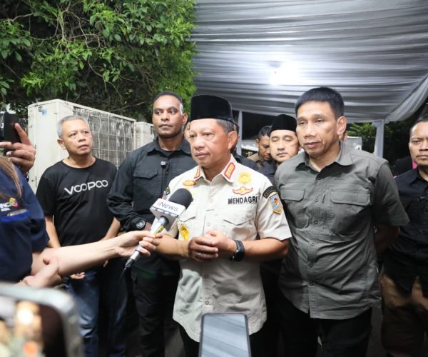 Mendagri Tito Karnavian Melayat ke Rumah Duka Meriyati Hoegeng