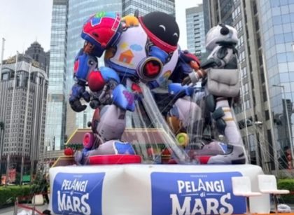 Jelang Tayang, Film ‘Pelangi di Mars’ Sapa Publik Jakarta dengan Balon Raksasa