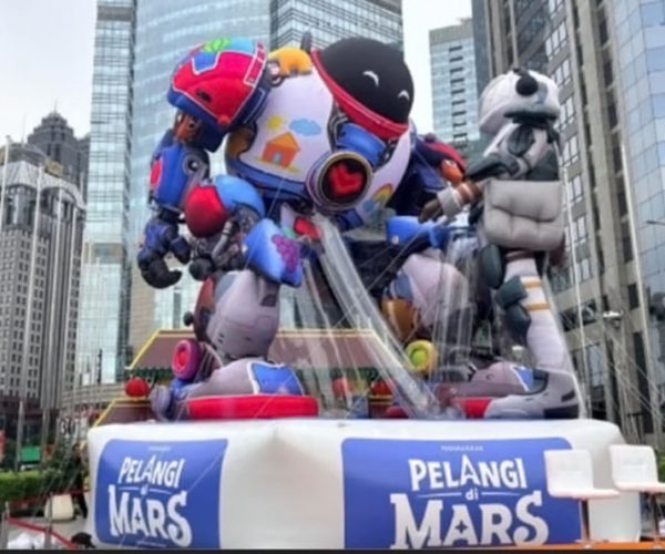 Jelang Tayang, Film ‘Pelangi di Mars’ Sapa Publik Jakarta dengan Balon Raksasa
