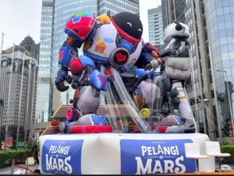 Jelang Tayang, Film ‘Pelangi di Mars’ Sapa Publik Jakarta dengan Balon Raksasa