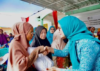 TP PKK Pusat Serahkan Bantuan Alat Ibadah di Agam