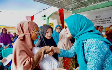 TP PKK Pusat Serahkan Bantuan Alat Ibadah di Agam