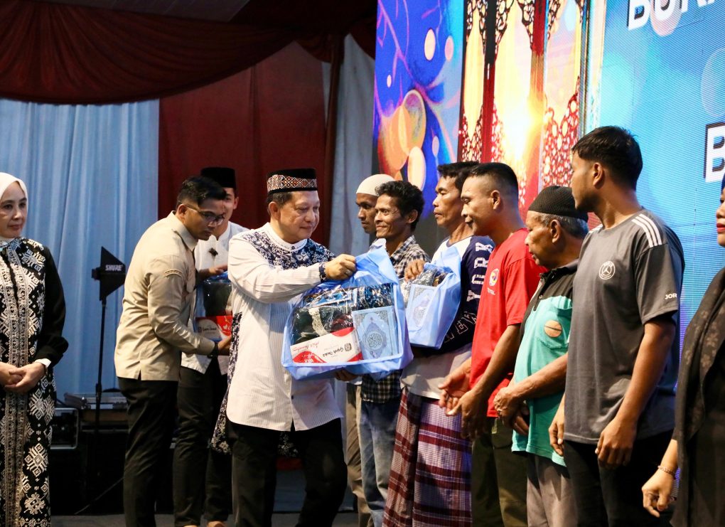 Tito Karnavian Buka Bersama Warga Huntara